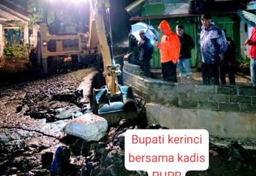 Bupati Kerinci Monadi, Turun Langsung ke Lokasi Banjir