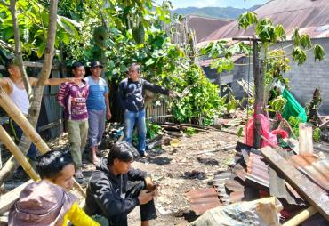 Bupati Kerinci Monadi Berikan Bantuan Kepada Korban Kebakaran Pendung Hilir