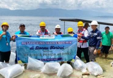 Dorong Kesejahteraan Nelayan, Bupati Monadi Bersama PT. KMH Tebarkan Ikan Endemik Di Danau Kerinci