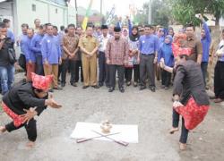 Walikota Helmi secara resmi meluncurkan program pencegahan dan peningkatan kualitas kawasan permukiman kumuh kota Bengkulu di kawasan Keluarahan Lempuing.