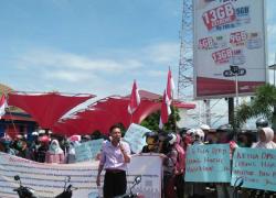 aksi unjuk rasa Solidaritas Masyarakat Lebong se-Indonesia (SOMALIA) Kota Bengkulu di Simpang Lima Kota Bengkulu