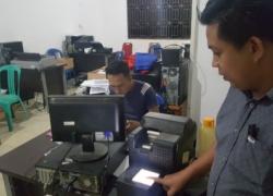 Sejumlah pegawai saat mempersiapkan 5000 e-KTP untuk didistribusikan kepada masyarakat Kota Bengkulu