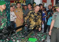 Plt Gubernur Bengkulu saat melihat acara pameran Alat Utama Sistem Persenjataan (Alutsista) yang digelar Komando Resort Militer 041 Gamas