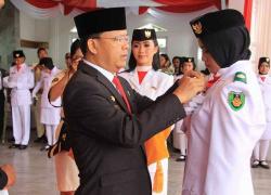 Plt. Gubernur Bengkulu Rohidin Mersyah saat kukuhkan Paskibraka, Rabu (16/8/2017)
