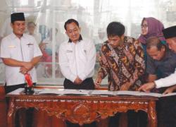 Penandatanganan Komitmen Bebas Iur Biaya RS dan KU Mitra BPJS Kesehatan Wilayah Bengkulu Tahun 2017 di RSUD M Yunus Bengkulu, Rabu (20/09/2017)