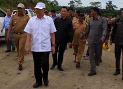 Plt Gubernur Bengkulu Rohidin Mersyah saat meninjau lokasi, Rabu (30/08/2017).