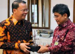 Penyerahan cinderamata oleh Direktur Utama PGE Irfan Zainuddin kepada Plt Gubernur Bengkulu Rohidin Mersyah, saat melakukan rakor bersama para pemangku kepentingan di Jakarta