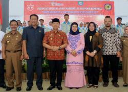 Plt Gubernur Bengkulu foto bersama dengan Ketua PKK, Ketua DPRD Provinsi Bengkulu, Bupati Bengkulu Tengah, Wakil Bupati Seluma dan Para Siswa-Siswi, Selasa, (15-08-2017)