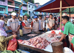 Sekda Provinsi Jambi M. Dianto yang juga sebagai Ketua Satgas Provinsi Jambi saat meninjau langsung harga dan stok pangan di Pasar Tradisional Angso Duo, Kota Jambi.