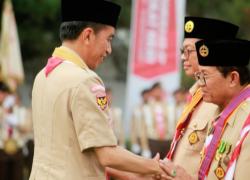 Presiden Republik Indonesia, Ir.H.Joko Widodo saat memebrikan penghargaan penghargaan Pramuka Satyawira Utama kepada Plt Gubernur Jambi, Dr.Drs.H.Fachrori Umar, Selasa (14/08/2018).
