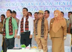 Plt Gubernur Jambi Fachrori Umar saat mendampingi Menteri Pertanian RI dalam kunjungan kerja ke Desa Ujung Tanjung Kecamatan Bahar Selatan, Muaro Jambi, Senin (10/9).