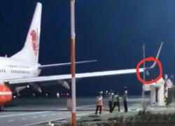 Tampak terlihat pesawat Lion Air tipe JT 633 mengalami kerusakan pada bagian sayap kiri.