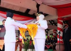 Bupati Muaro Jambi Hj.Masnah Busyro saat memberikan duplikat Sang Saka Merah Putih kepada Paskibraka.