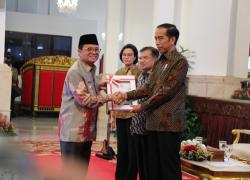 Plt Gubernur Jambi, Dr.Drs.H.Fachrori Umar,M.Hum saat menerima Daftar Isian Pelaksanaan Anggaran (DIPA) Tahun Anggaran 2019 dari Presiden Republik Indonesia, Joko Widodo (Jokowi) di Istana Negara, Jakarta.