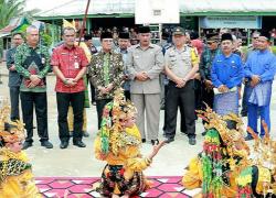 Kunjungan Pelaksana Tugas (Plt) Gubernur Jambi Dr.Drs.H.Fachrori Umar dengan didampingi Wakil Bupati Tanjung Jabung Barat Amir Sakib di Sekolah Menegah Kejuruan (SMK) Negeri 1 Kuala Tungkal.