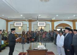 Sekda Kabupaten Muaro Jambi Mhd. Fadhil Arief, lantik Pejabat Eselon III dan IV dilingkup Pemkab Muaro Jambi, di Ruang Pola Kantor Bupati Muaro Jambi, Kamis (17/1/2019).