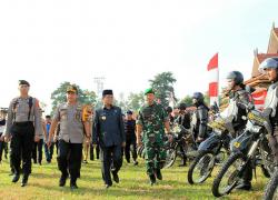 Gubernur Jambi, Dr.Drs.H.Fachrori Umar,M.Hum didampingi Kapolda Jambi, Irjen.Pol.Muchlis AS beserta Danrem 042/Garuda Putih Jambi, Kolonel Arh Elphis Rudy secara langsung mengecek persiapan semua para personil yang mengikuti Apel Gelar Pasukan tersebut dalam rangka pengamanan Pemilu Tahun 2019.