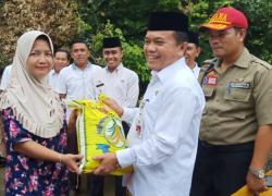 Bupati Merangin Al Haris saat berikan bantuan kepada korban kebakaran (Foto:Kajanglako/Riki Saputra).