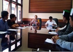 Wakapolres Muaro Jambi, Kompol Wirmanto Dinata, didampingi Kasat Reskrim AKP George Alexander Pakke, saat menemui massa aksi tersebut dan menggelar hearing.