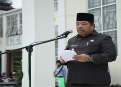 Pemerintah Kota Sungai Penuh memperingati Hari Kesehatan Nasional ke 55 dilapangan Kantor Walikota, bertindak sebagai Instruktur Upacara Wakil Walikota Sungai Penuh, Zulhelmi, Senin (18/11). 