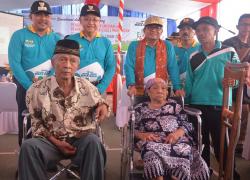 Fachrori Beri Bantuan Kursi Roda Masyarakat Sarolangun