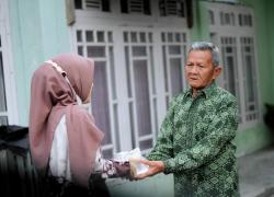 Meski Dihujat Lawan Politik, Dara Fikar Azami dan Susi Yos Adrino Tetap Konsisten Lanjutkan Program Jum'at Berkah