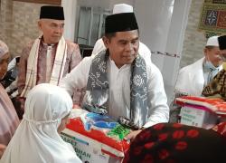 Ketua Komisi IV Fadli Sudria Shalat Tarawih Bersama Gubernur Al Haris Dan Berikan Bantuan