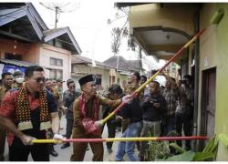Perdana, Sekda Alpian Lakukan Pengecatan Rumah Warga