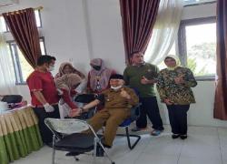 Bupati Kerinci Adirozal, mengikuti Donor Darah dalam rangka Hari Ulang Tahun (HUT) Bhayangkara Bhakti Adhyaksa ke 62 dan HUT Adhyaksa Dharmakarini ke XXII Tahun 2022 di Kejari Sungai Penuh, Selasa (19/07).