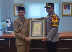 Bupati Kerinci Terima Penghargaan Dari Kapolda Jambi