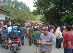 Ratusan warga Desa Sungai Ning kembali turun ke jalan untuk mengusir mobil Dinas Lingkungan Hidup (DLH) Kota Sungai Penuh yang mengangkut sampah ke Tempat Pembuangan Sampah (TPA) yang berada Renah Padang Tinggi (RPT) tepatnya di KM 11, Jumat (22/07).