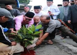 Wako Ahmadi yang didampingi keluarga dan Sekda Alpian melakukan penyembelian hewan Qurban di Masjid Raya Sungai Penuh.