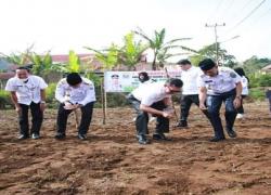Walikota Ahmadi Zubir mendampingi Gubernur Jambi Al Haris menyerahkan bantuan dari Pemprov Jambi melalui Dinas Ketahanan Pangan kepada Gabungan Kelompok Tani (Gapoktan) Bukit Khayangan Desa Sungai Jernih Kecamatan Pondok Tinggi senilai 150 Juta Rupiah, Rabu (13/7).