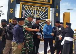 Bupati Kerinci Adirozal mengadiri peringatan satu abad Persaudaraan Setia   Hati Terate (PSHT) dalam rangka kegiatan Syukuran warga baru dan Peresmian   Tugu sekaligus mengunting pita, yang berlangsung di Lapangan Lindung Jaya,   Minggu (04/09).