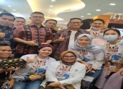 Menteri Pariwisata dan Ekonomi Kreatif, Sandiaga Uno didampingi Ketua   Komisi IV DPRD Provinsi Jambi, Fadli Sudria mengikuti serangkaian acara   Pameran Usaha Mikro Kecil Menengah (UMKM) Apresiasi Kreasi Indonesia (AKI)   2022 Jambi di Mall Jamtos, Jumat (2/9). 