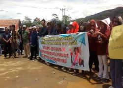 Ratusan massa emak-emak, BPD dan warga yang merupakan masyrakat Desa Muara Emat Kecamatan Batang Merangin kembali melakukan unjuk rasa menuntut kepada Pemmerintah Kabupaten (Pemkab) Kerinci untuk Turunkan Kades Jasman yang dinilai tidak transparan dalam mengelolaan Dana Desa (DD) Muara Emat, Kecamatan Batang Merangin, Kabupaten Kerinci di depan kantor Bupati Kerinci di Bukit Tengah, Rabu (5/10). 