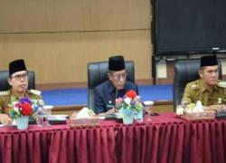Walikota Sungai Penuh Ahmadi Zubir bersama Wakil Walikota Alvia Santoni menyambut kunjungan Wakil Gubernur (Wagub) Jambi Abdullah Sani beserta Rombongan dalam rangka peninjauan dan mendengarkan secara langsung kesiapan pelaksanaan MTQ ke 51 tingkat Provinsi Jambi yang akan digelar di Kota Sungai Penuh, di Kantor Walikota Sungai Penuh, Selasa (4/10). 