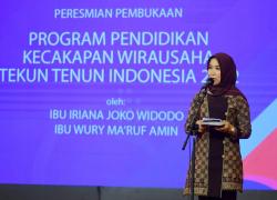 Ketua Dewan Kerajinan Nasional Daerah (Dekranasda) Provinsi Jambi, Hesnidar Haris (Hesti) mendampingi Ibu Negara Iriana Joko Widodo dan Ibu Nury Ma'ruf Amin saat meresmikan Pembukaan Program Pendidikan Kecakapan Wirausaha Tekun Tenun Indonesia 2022, di Auditorium Rumah Dinas Gubernur Jambi, Kamis (20/10).
