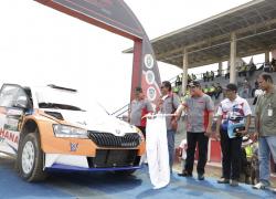Bupati Kabupaten Bungo, H. Mashuri didampingi oleh Ketua Umum IMI Jambi   A.M Guntur dan owner Suwarnadwipa Nusantara Circuit (SNC) Muara Bungo membuka   secara resmi Kejuaraan Nasional (Kejurnas) Sprint Rally dan Speed Rally di SNC Muara   Bungo, Jumat (21/10).