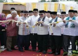 Walikota Sungai Penuh Ahmadi Zubir menghadiri Reuni Akbar lintas Angkatan dan Hut Ke 76 sekaligus peresmian pembangunan Masjid Al-Fatih dengan menyerahkan bantuan yang bersumber dari dana hibah sebesar Rp 10 juta dan bantuan secara pribadi yang diterima langsung panitia pembangunan Masjid di halaman Sekolah SMP Negeri 1 Sungai Penuh, Jumat (14/10).