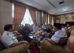 Walikota Sungai Penuh Ahmadi Zubir menerima kunjungan dan Silaturahmi Kepala Balai Badan Pengawas Obat dan Makanan (BPOM) Provinsi Jambi besama rombongan diruang kerja Walikota Sungai Penuh, Rabu (12/10).