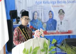 Ketua DPRD Kota Sungai Penuh, H. Fajran dikukuhkan menjadi Bapak   Asuh Anak Stunting (BAAS) pada acara Hari Keluarga Nasional 2022 oleh Walikota   Sungai Penuh, Ahmadi Zubir di Gedung Nasional Kota Sungai Penuh, Kamis (20/10).