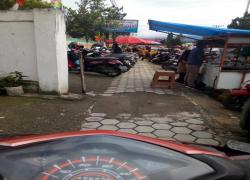 Akibat parkir liar puluhan kendaraan roda 2 dan 4 wali murid dan guru di sepanjang badan jalan TK Al Madani Sungai Penuh menimbulkan kemacetan dikeluhkan seorang pengendara yang melintasi.