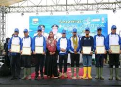 Bupati Kerinci, Adirozal bersama Sekretaris Daerah Kerinci, Zainal hadir langsung mendampingi Tim peserta Kabupaten Kerinci yang umummya para petani Kerinci dan berhasil memboyong sederet juara pada HKP tersebut.