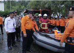 Pemerintah Kota Sungai Penuh menggelar apel siaga kebencanaan bertindak selaku Inspektur Upacara Walikota Sungai Penuh, Ahmadi Zubir dalam rangka antisipasi kebencanaan Hidrometereologi Tahun 2022-2023, Rabu (23/11). 