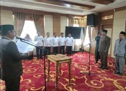 WaliKota Sungai Penuh, Ahmadi Zubir melantik pejabat Eselon II di Lingkungan Pemerintah Kota Sungai Penuh diruang Pola Kantor Walikota, Rabu (16/11).
