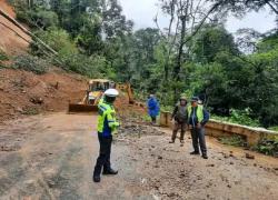 Kasat Lantas Polres Kerinci, Akp Yudistira dan Kbo Lantas Ipda Kasmar berserta anggota, turun kelokasi terjadinya bencana tanah longsor di Kilometer 27-28 puncak jalan dari Sungai Penuh menuju arah Tapan Sumatera Barat pada hari Senin (14/11).