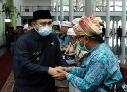 Bupati Kabupaten Bungo, H. Mashuri menyambut kepulangan 97 Jamaah Haji kloter   12 asal Kabupaten Bungo yang baru saja menunaikan ibadah haji di Tanah Suci Mekkah   Tahun 2022 di Masjid Agung Al-Mubarrak, Selasa (09/08).