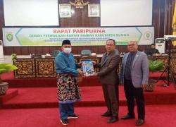Bupati Kabuapten Bungo, H. Mashuri menghadiri rapat paripurna Dewan   Perwakilan Rakyat Daerah (DPRD) Kabupaten Bungo dalam rangka penyampaian nota   pengantar Bupati Bungo terhadap Ranperda tentang pertanggungjawaban   pelaksanaan APBD Tahun Anggaran 2021 di gedung DPRD, Selasa (28/06).