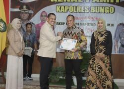 Bupati Kabupaten Bungo H. Mashuri menggelar pisah sambut Kapolres   Bungo AKBP Wahyu Istanto Bram Widarso dengan pejabat lama AKBP Guntur Saputro   di Wisma Alisudin, Rumah Dinas Bupati Bungo, Kamis (07/07). 